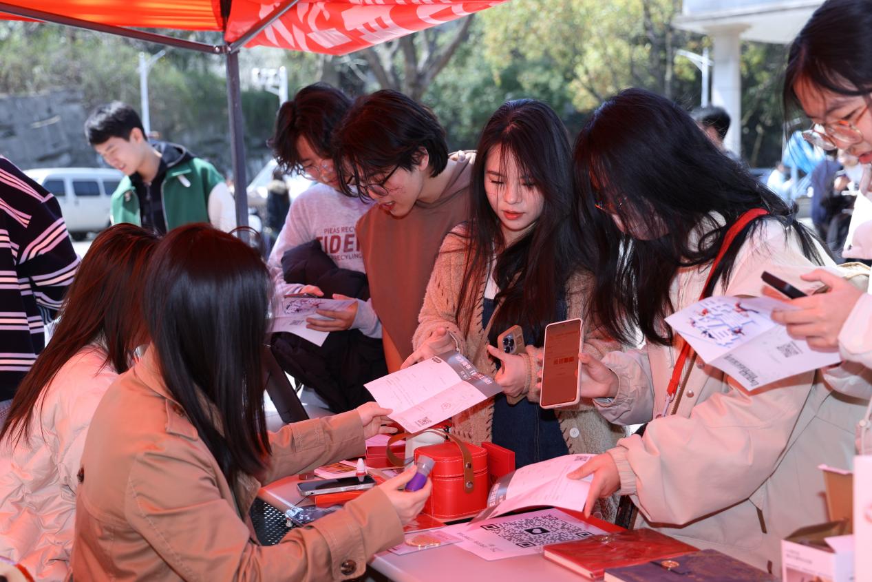 設計與藝術學院特色游園會暨周末文化廣場活動舉行 企業(yè)管理咨詢賦能藝術創(chuàng)新